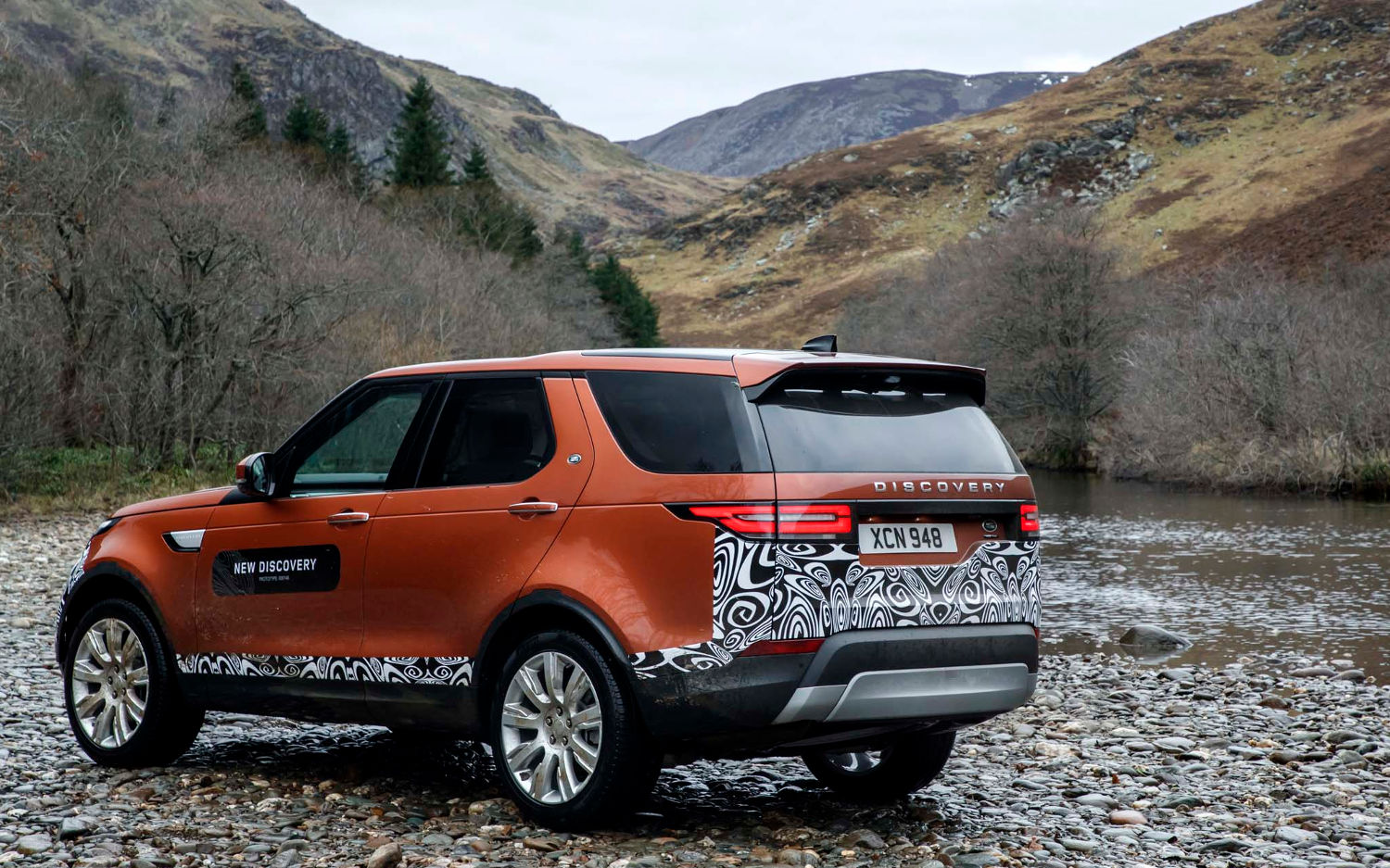 Comparison Chevrolet Traverse High Country 2021 vs Land Rover